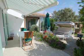 Villa individuelle de plain pied avec agréable jardin